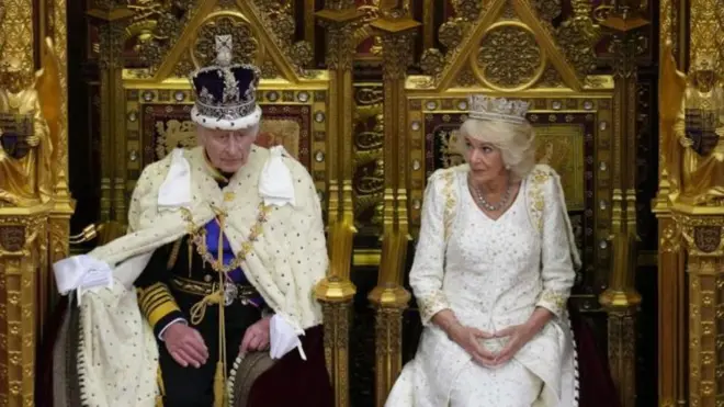 شهبانو کامیلا در کنار چارلز سوم پادشاه بریتانیا در مراسم افتتاح دوره جدید قانونگذاری
