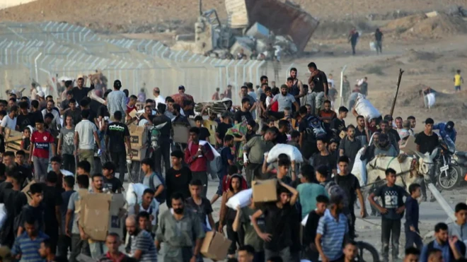 أشخاص من غزة يحملون مساعدات.