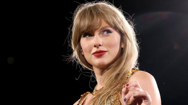 Fotografía de cabeza y hombros de Taylor Swift mientras actuaba en Nashville en mayo de 2023.