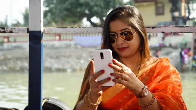 ఫోన్ వాడుతున్న మహిళ