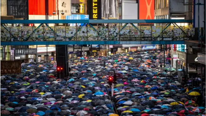 บรรยากาศการชุมนุมที่ฮ่องกงเข้าสู่สัปดาห์ที่ 11 แม้ฝนตกลงมเกือบตลอด แต่ประชาชนยังกองร่มปักหลักชุมนุมอย่างไม่ล่าถอยเมื่อ 18 ส.ค.