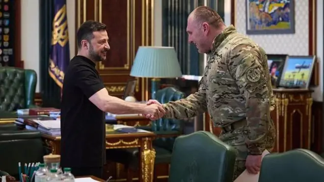 Perezida wa Ukraine Volodymyr Zelensky ahana ikiganza n'umukuru w'ubutasi bwa Ukraine, Liyetona Jenerali Vasyl Malyuk, wari watangaje uko igikorwa cya gisirikare ku bibuga by'indege za gisirikare z'Uburusiya cyagenze. 