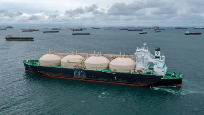 Barcos esperando en el canal el 23 de agosto