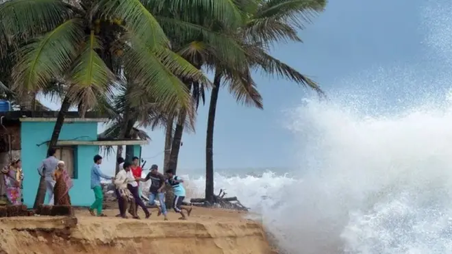 تتعرض الكثير من سواحل شبه الجزيرة الهندية للتعرية، والتي يمكن أن تتفاقم بسبب البنية التحتية الساحلية التي تعطل تدفق الرمال