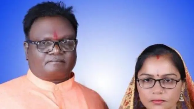 सरपंच मनिषा पानपाटील यांनी सरकारी जमिनीवर घर बांधल्याने त्यांना अपात्र ठरवावे, असा अर्ज जिल्हाधिकाऱ्यांकडे करण्यात आला होता.