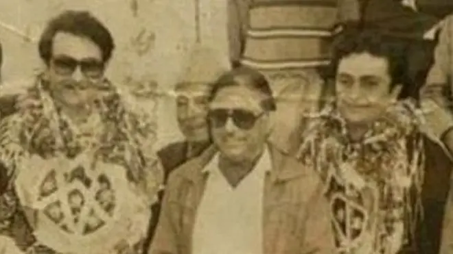 رشی کپور اور رندھیر کپور کی 1990 میں پشاور میں کپور حویلی کے دورے کے موقع پر لی گئی تصویر