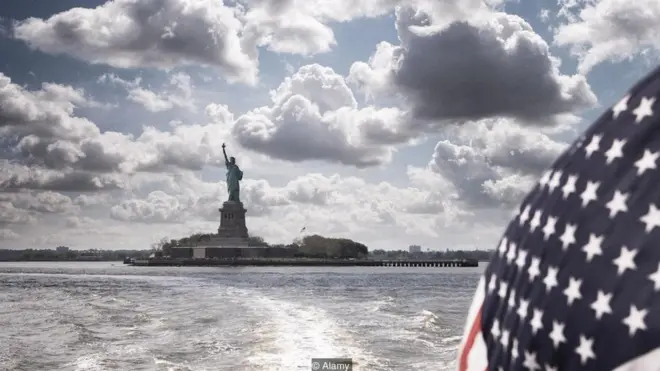 有的人原本是暂时出国，但却变成了永久或长期定居（图片来源：Alamy）