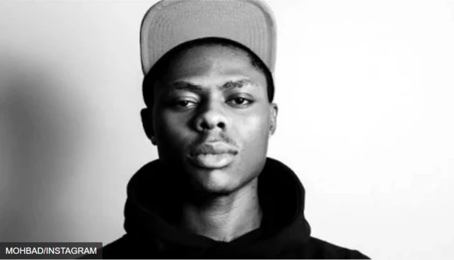 Mohbad wọ aṣọ dúdú, dé fìlà tó ṣí ẹnù rẹ̀ sókè