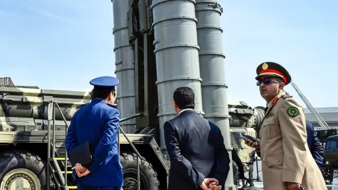 Россия, как считает Василий Кашин, традиционно торгует оружием на рынках, где американские санкции не играют большую роль