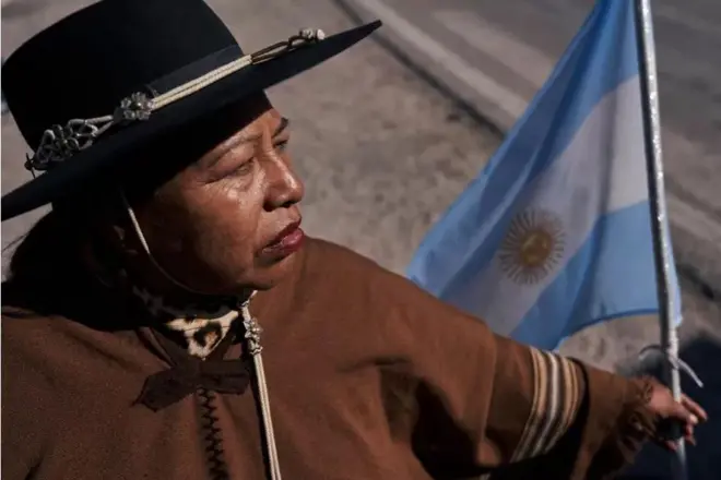 लिथियम खनन और ज़मीन के अधिकार को लेकर मूलनिवासी जनजातीय समूह प्रदर्शन की अगुवाई कर रहे हैं.