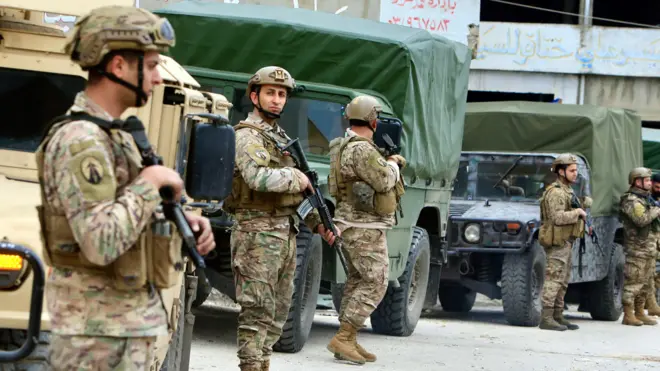 صورة تظهر جنوداً لبنانيين يحرسون طريقاً مؤدياً إلى إحدى القرى جنوبي لبنان.