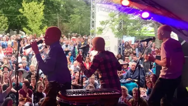 Bendi hiyo yenye miaka miwili tu imeshashiriki tamasha kubwa la WOMAD nchini Uingereza