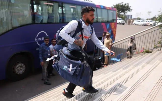 ඉන්දියාව හමුවේ ලද අන්ත පරාජය හමුවේ ශ්‍රී ලංකා කණ්ඩායමට ලෝක කුසලාන එක්දින තරගාවලියේ අවසන් පුර්ව වටයට පිවිසීමේ අවස්ථාව අහිමිව ඇත්දැයි බොහෝ දෙනාගේ අවධානය යොමුව ඇත