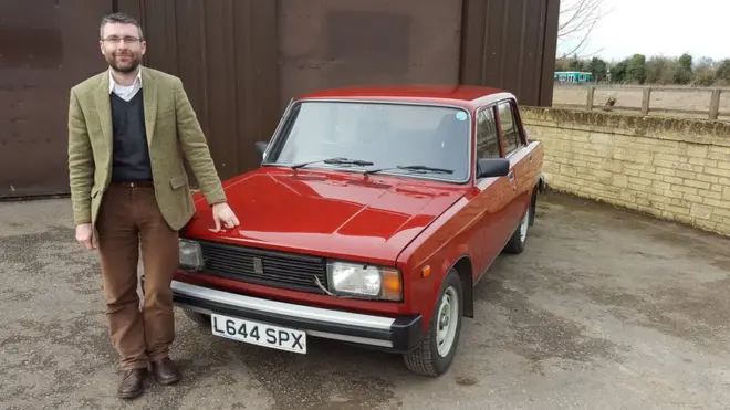 El orgulloso propietario de un Lada Riva, Ed Hughes