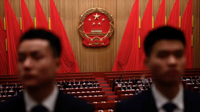 北京人民大會堂內兩名工作人員在觀眾席上站崗(5/3/2025)