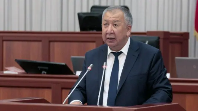 Кубатбек Боронов биринчи кесиби боюнча курулушчу, кийин юриспруденцияны да окуган