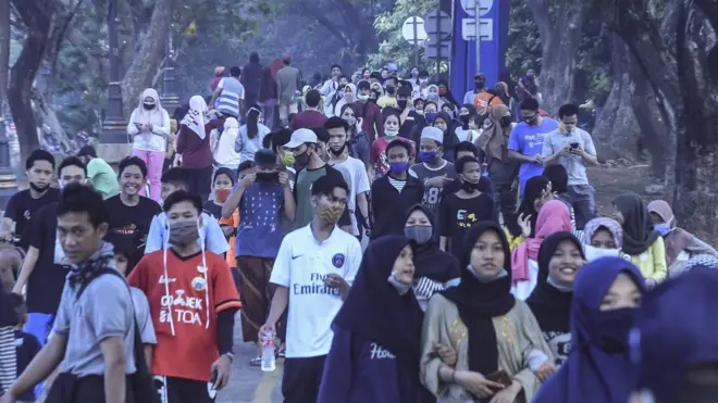 Warga berolahraga pada Hari Bebas Kendaraan Bermotor (HBKB) atau Car Free Day (CFD) di Jalan Inspeksi BKT, Jakarta, Minggu (12/7/2020). Pemprov DKI Jakarta resmi mengurangi lokasi kawasan HBKB dari 32 titik menjadi 30 titik yaitu Jalan Amir Hamzah, Jakarta Pusat dan Jalan Kelapa Hybrida di Jakarta Utara, pada Minggu (12/7/2020), karena kedua wilayah tersebut masuk dalam kawasan zona merah COVID-19.