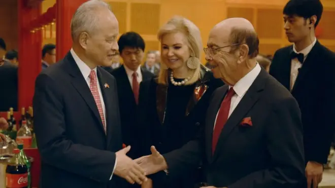 Đại sứ Trung Quốc tại Hoa Kỳ Thôi Thiên Khải (trái) và Bộ trưởng Thương mại Hoa Kỳ Wilbur Ross