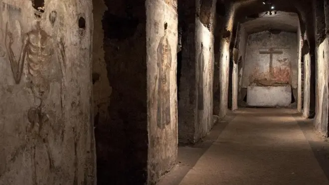 Di bawah Basilika Santa Maria della Sanità terdapat galeri dari potret menyeramkan ini.