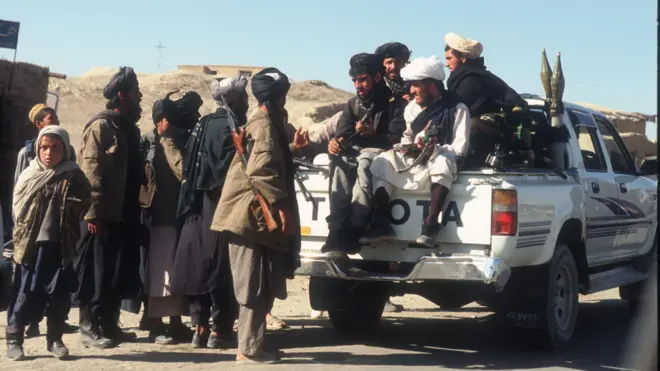 شماری از جنگجویان طالبان سوار بر موتر نوع تویوتا هایلکس، نزدیک پایگاه نظامی بگرام - میزان ۱۳۷۵