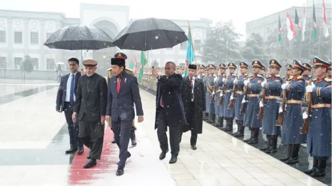Jokowi tiba di Afghanistan di tengah salju -dan ketegangan di Kabul.
