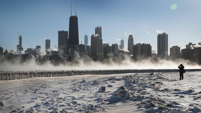 สภาพตึกสูงที่นครชิคาโก ในวันที่อุณหภูมิติดลบ 20 องศาฯ