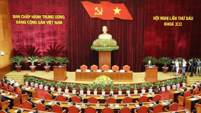 Các ủy viên Trung ương Đảng đang dự họp ở Hà Nội
