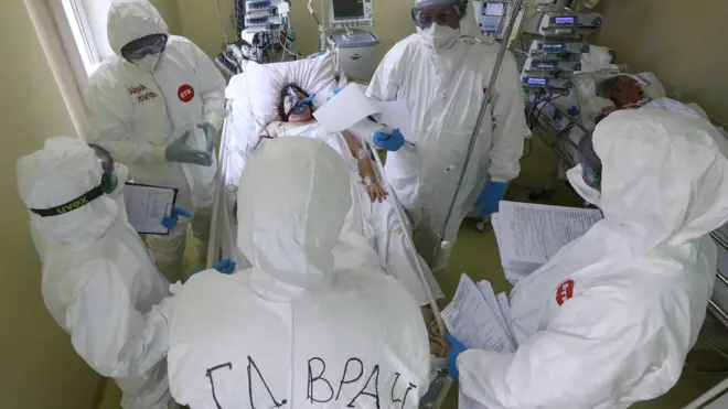 Врачи и пациент в отделении реанимации и интенсивной терапии (ОРИТ) стационарного подразделения ЦКБ "РЖД-Медицина"