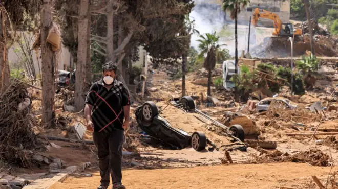 Libya'nın Derne kentindeki enkazı kaldırmak haftalarca sürebilir