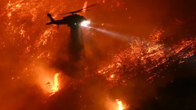 Вертолет тушит пожар