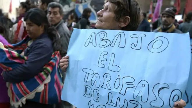 Además de la inflación, los argentinos están teniendo que pagar a veces hasta un tercio de su salario por servicios públicos.