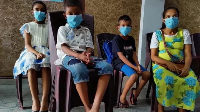 Sahna dan tiga anaknya mengantre makanan di dapur umum.