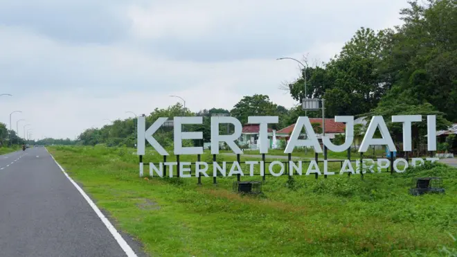 Papan nama Bandara Internasional Kertajati di Kabupaten Majalengka, Jawa Barat. Bandara Internasional Kertajati dibangun dengan biaya Rp4,9 triliun.