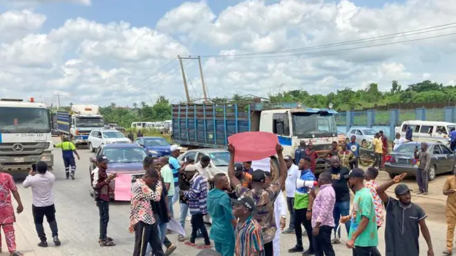 Protesters for di Ibadan tollgate on Wednesday