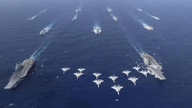 نمای هوایی از دو ناو بزرگ و چند ناوچه و جتها