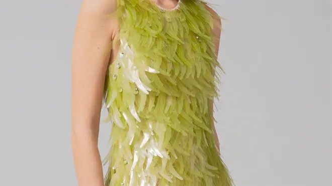 yosun bazlı bir polimerden üretilen payetlerden oluşan elbise