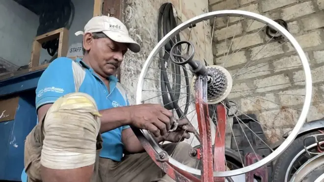 ''බයිසිකල් මලකඩ කාපුවයි සේරම අරගෙන එනවා දැන් හදන්න. නිදහසක් නෑ.''