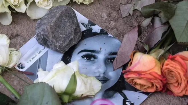 На место, где нашли тело Сюзанны Фельдман, люди долго приносили живые цветы