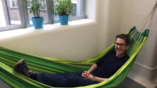 Hamacas para relajarse son algunos de los beneficios de los empleados.