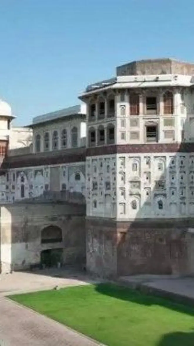 شاہی قلعے کی دیوار