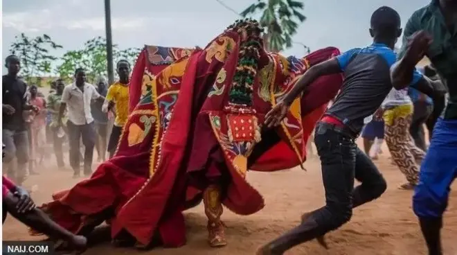 Eegun n le awọn eeyan kan. 