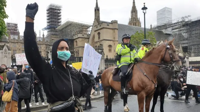 Многие демонстранты выходят на акции протеста в масках и перчатках из-за пандемии коронавируса