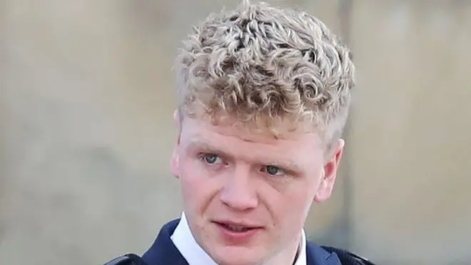 Dale Kelly tidur sambil berjalan ke kamar teman dan kekasih sang teman.