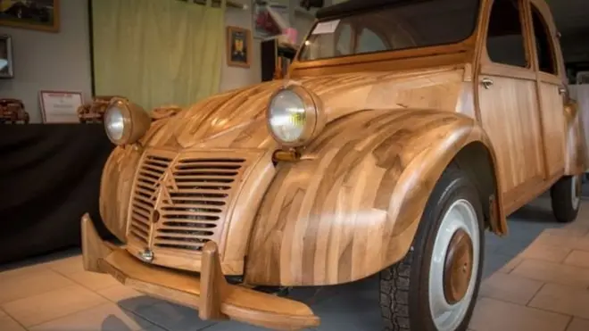 Цю модель Citroen 2CV змайстрували з деревини фруктових дерев. Чи можуть машини майбутнього містити дерев'яні деталі?