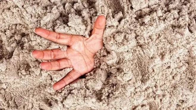 Рука в піску