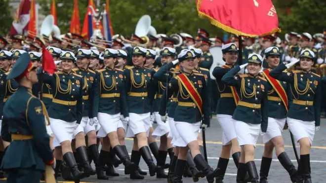 Muri ivyo birori, aba basirikare b'Abarusiyakazi baru muri iyi defise bari bafise ibendera ryo mu gihe c'ubutegetsi bw'Abasoviyeti 