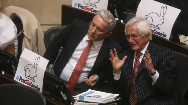 El Centro Democrático (CD), liderado por el expresidente Álvaro Uribe (a la izquierda, junto al exalcalde de Bogotá Jaime Castro), así como otros sectores que hicieron campaña por el No se abstuvieron.