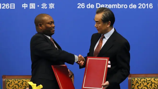 聖普外交部長博特略與中國外交部長王毅在北京簽署《中華人民共和國和聖多美和普林西比民主共和國關於恢復外交關係的聯合公報》