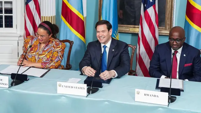 Mu kwezi gushize abashinzwe ububanyi n'amahanga - Thérèse Kayikwamba (ibumoso) wa DR Congo na Olivier Nduhungirehe (iburyo) w'u Rwanda, basinye ku mirongo migari y'ubwumvikane hagati y'ibi bihugu hagati yabo hari mugenzi wabo Marco Rubio wa Amerika