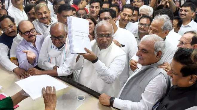 अध्यक्ष पद के लिए नामांकन करते मल्लिकार्जुन खड़गे